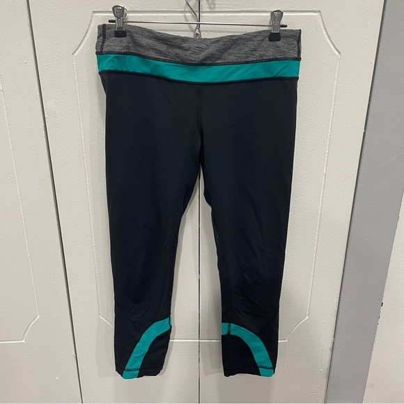 Lululemon Black and Green Run: Inspire Crop II - Picture 1 of 10